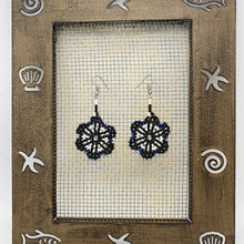 Cargar imagen en el visor de la galería, Hanging black and white flower earrings
