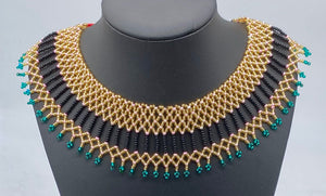 Collar deslumbrante con cuentas de oro, negro y verde azulado