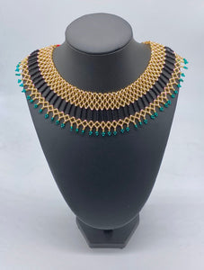 Collar deslumbrante con cuentas de oro, negro y verde azulado