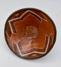 Cargar imagen en el visor de la galería, Pieza de cerámica de líneas diagonales
